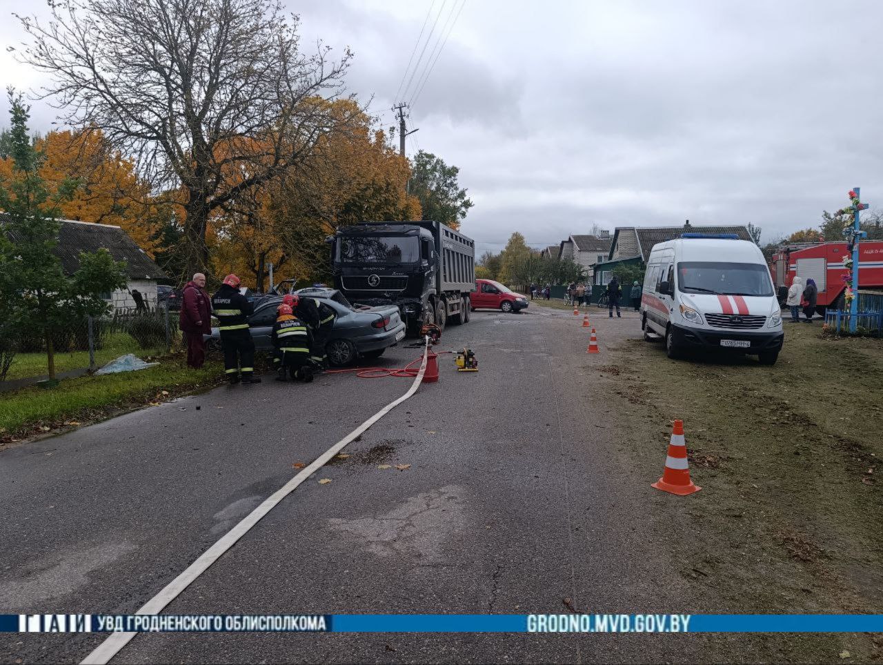 Под Слонимом самосвал протаранил легковушку