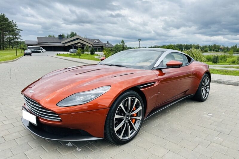 Редкий Aston Martin DB11