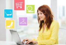 Концепция моды, продаж, людей и технологий - улыбающаяся женщина с ноутбуком делает покупки в Интернете