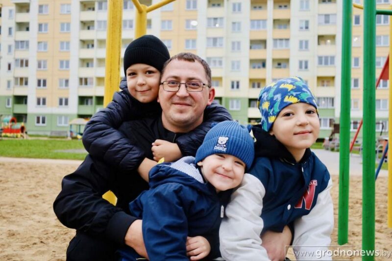 житель Скиделя растит четырёх