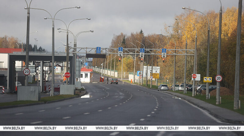 Литва полностью закрывает границу