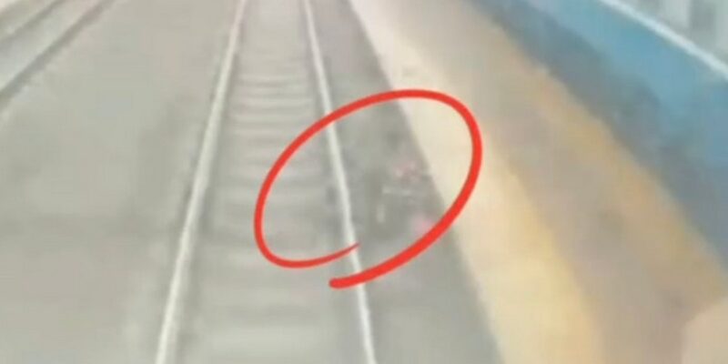 Мужчина оказался под колесами