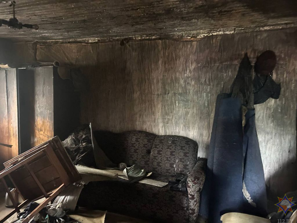 В Зельве спасатели вынесли хозяйку из горящего дома