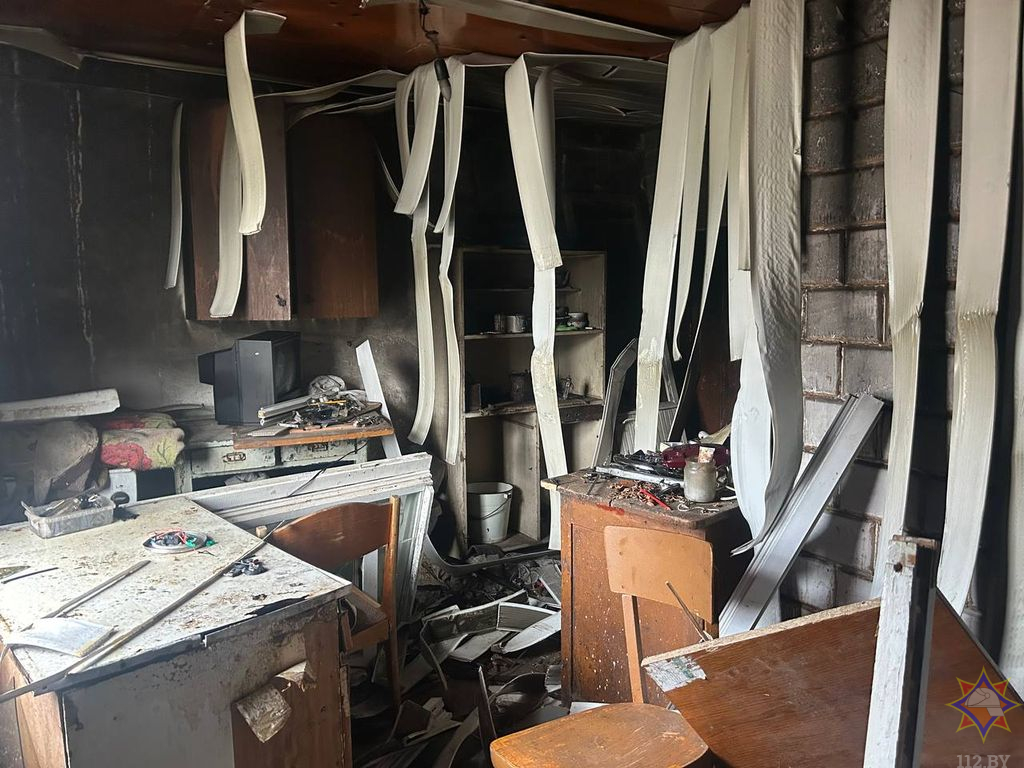 В Зельве спасатели вынесли хозяйку из горящего дома