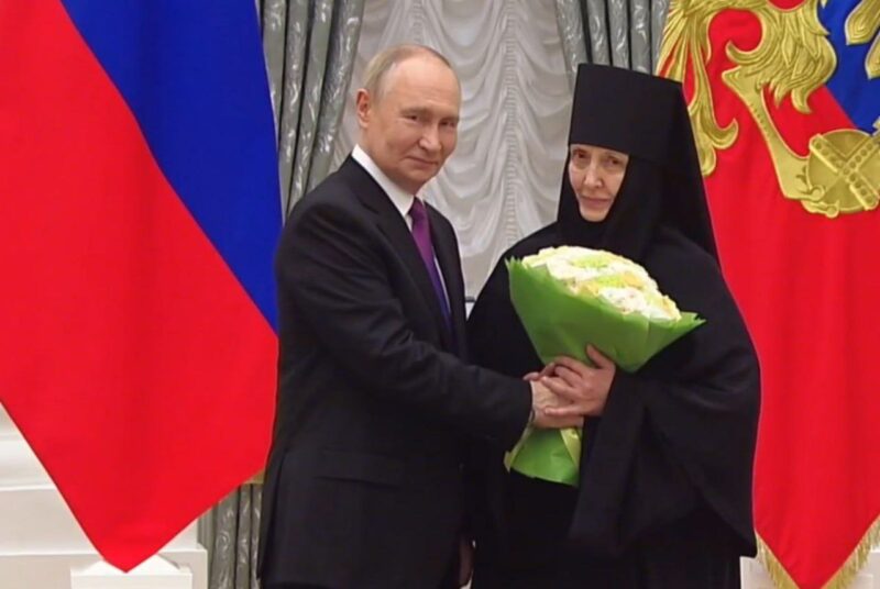 Путин наградил медалью Пушкина