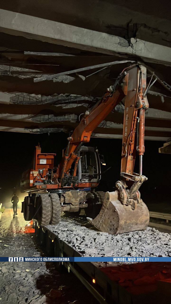 На трассе Минск-Гродно чуть не снесли путепровод