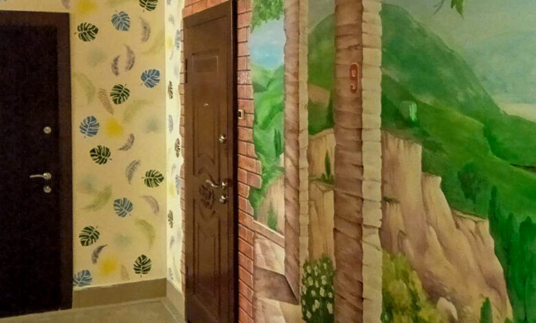 В Гродно превратили лестничную площадку