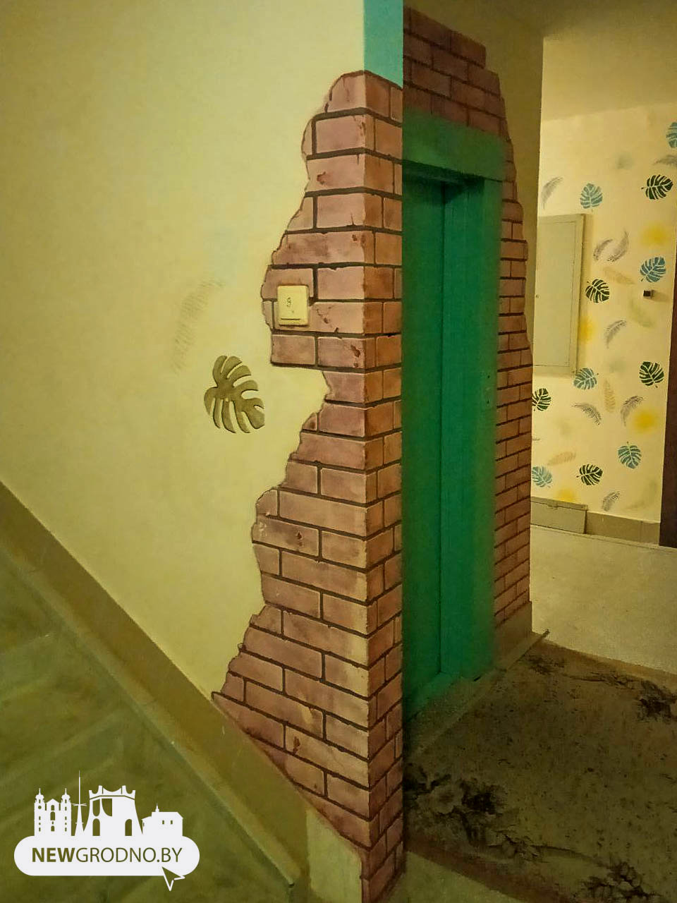 В Гродно превратили лестничную площадку