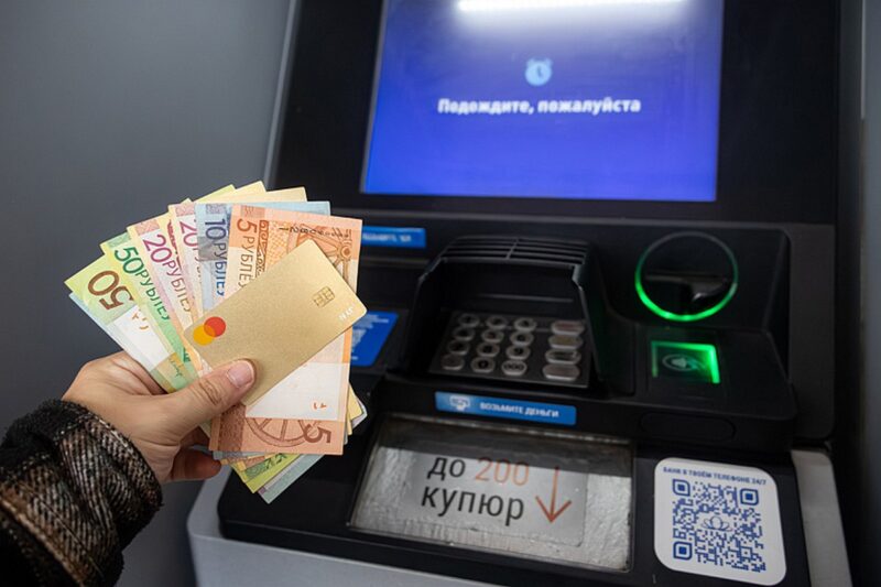 Белорусам ограничивают операции