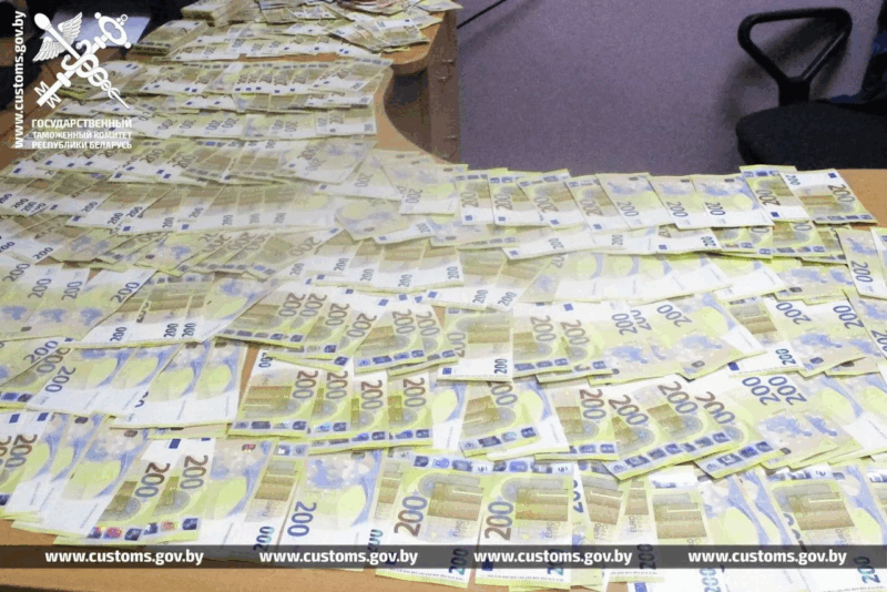 женщина пыталась провезти деньги