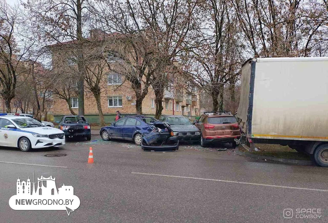 В Гродно грузовик протаранил 4 машины