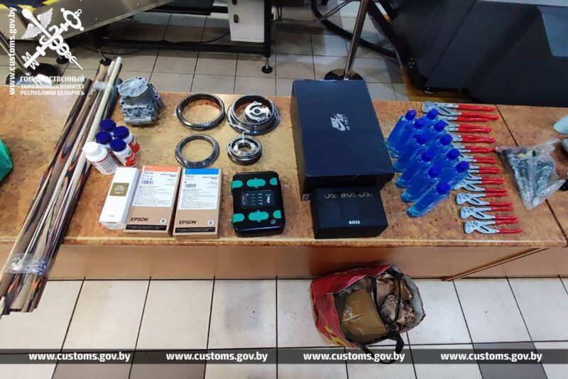 Cупруги пытались ввезти товары