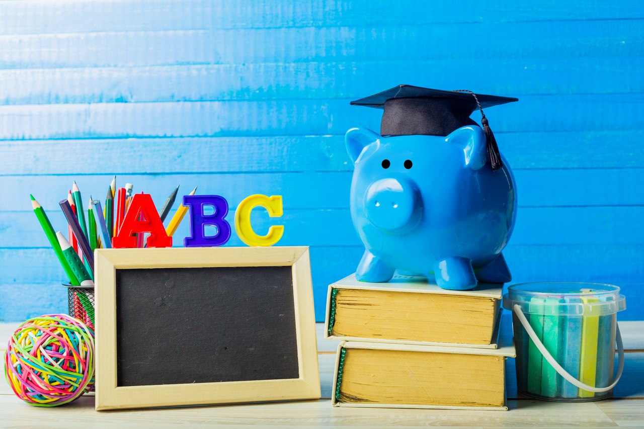 Скидываться на шторы в школе обязательно?