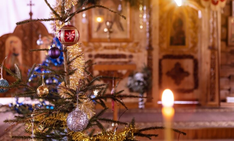 Первый месяц зимы богат на значимые события в православном мире. Христиане празднуют Введение во храм Пресвятой Богородицы, почитают Николая Угодника и соблюдают Рождественский пост. 1prof.by рассказали о главных торжествах в церковном календаре на декабрь.