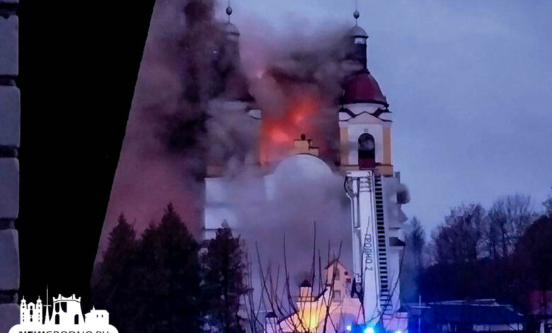 В Гродненской районе горит костел в агрогородке Сапоцкино