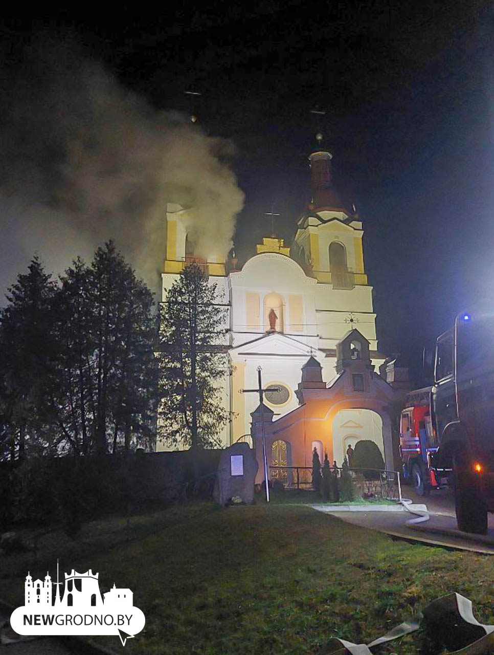 В Гродненской районе горит костел в агрогородке Сапоцкино