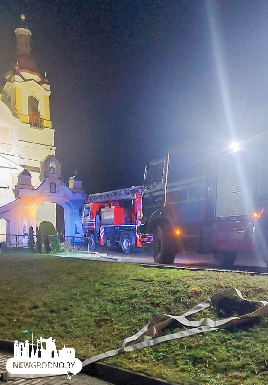 В Гродненской районе горит костел в агрогородке Сапоцкино