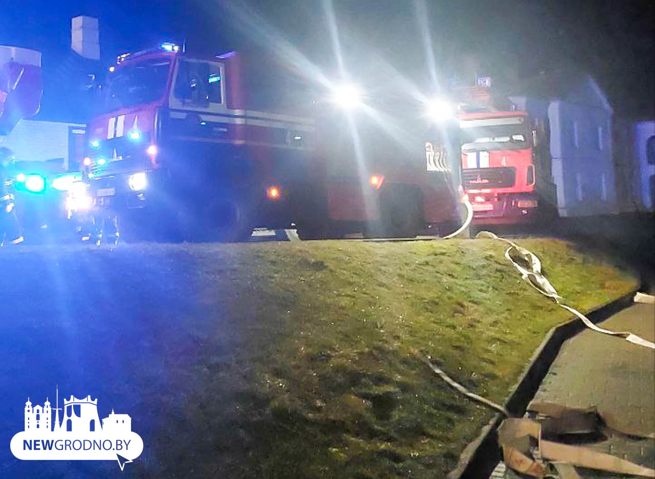 В Гродненской районе горит костел в агрогородке Сапоцкино