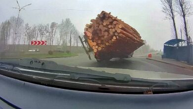 В Волковыске прицеп лесовоза влетел