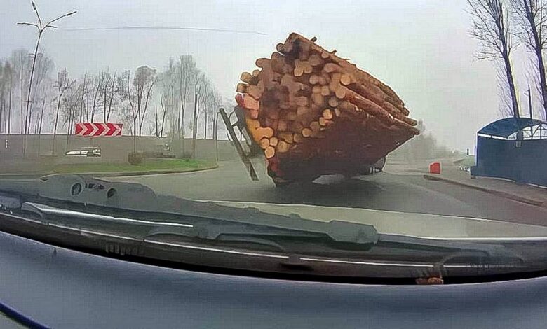 В Волковыске прицеп лесовоза влетел