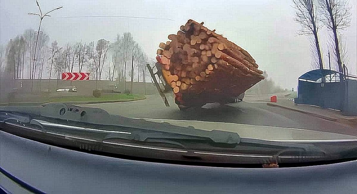 В Волковыске прицеп лесовоза влетел