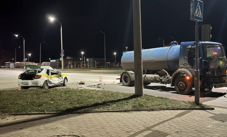 В Гродно грузовик протаранил машину такси