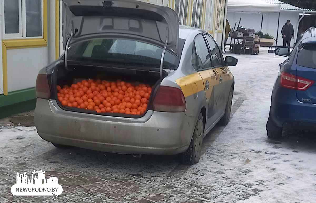 В Гродно заметили такси с полным багажником мандаринов 
