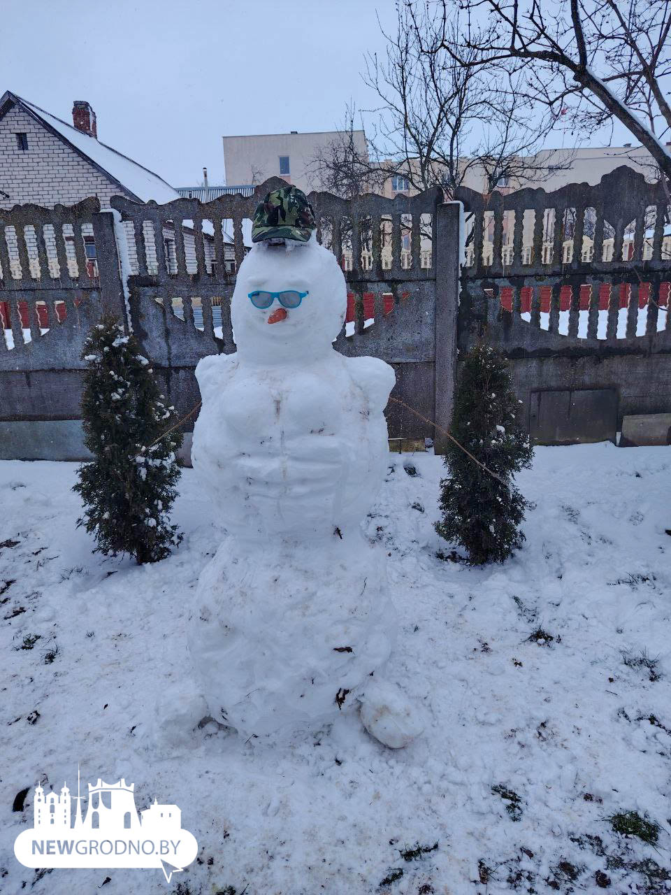 В Гродно украсили многочисленные снеговики