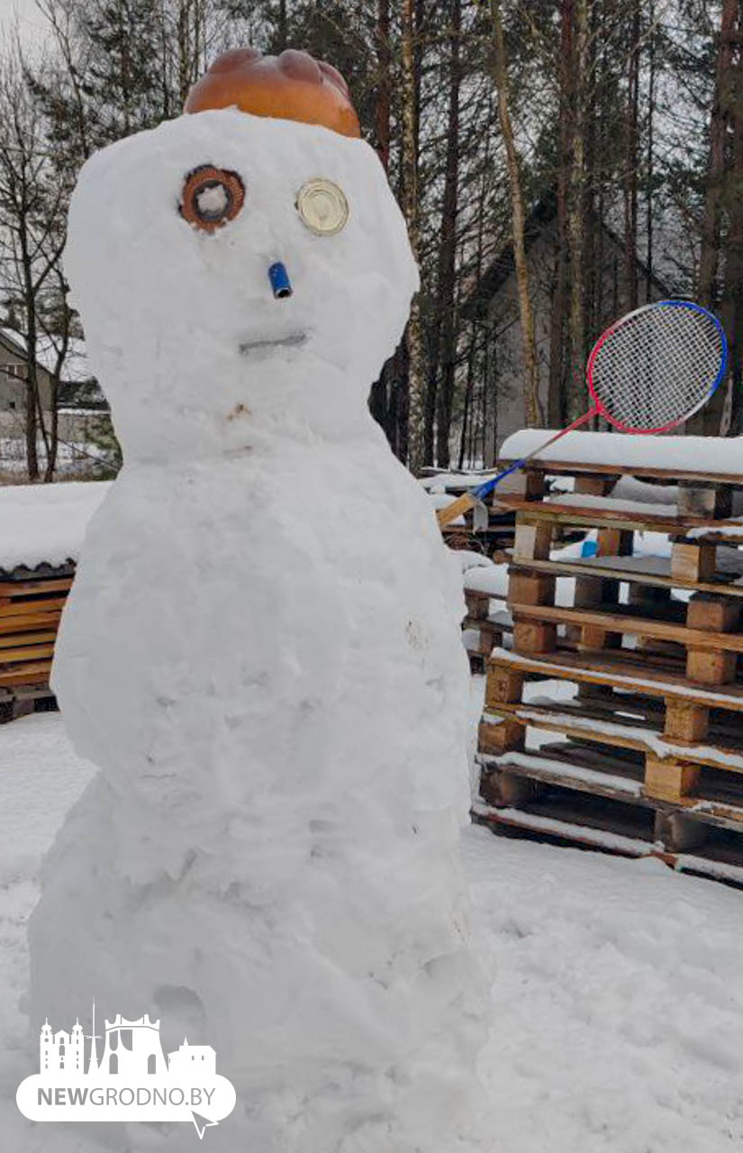 В Гродно украсили многочисленные снеговики