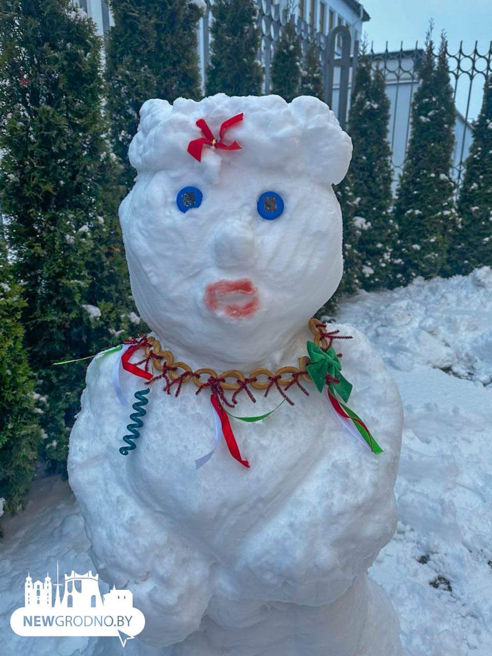 В Гродно украсили многочисленные снеговики