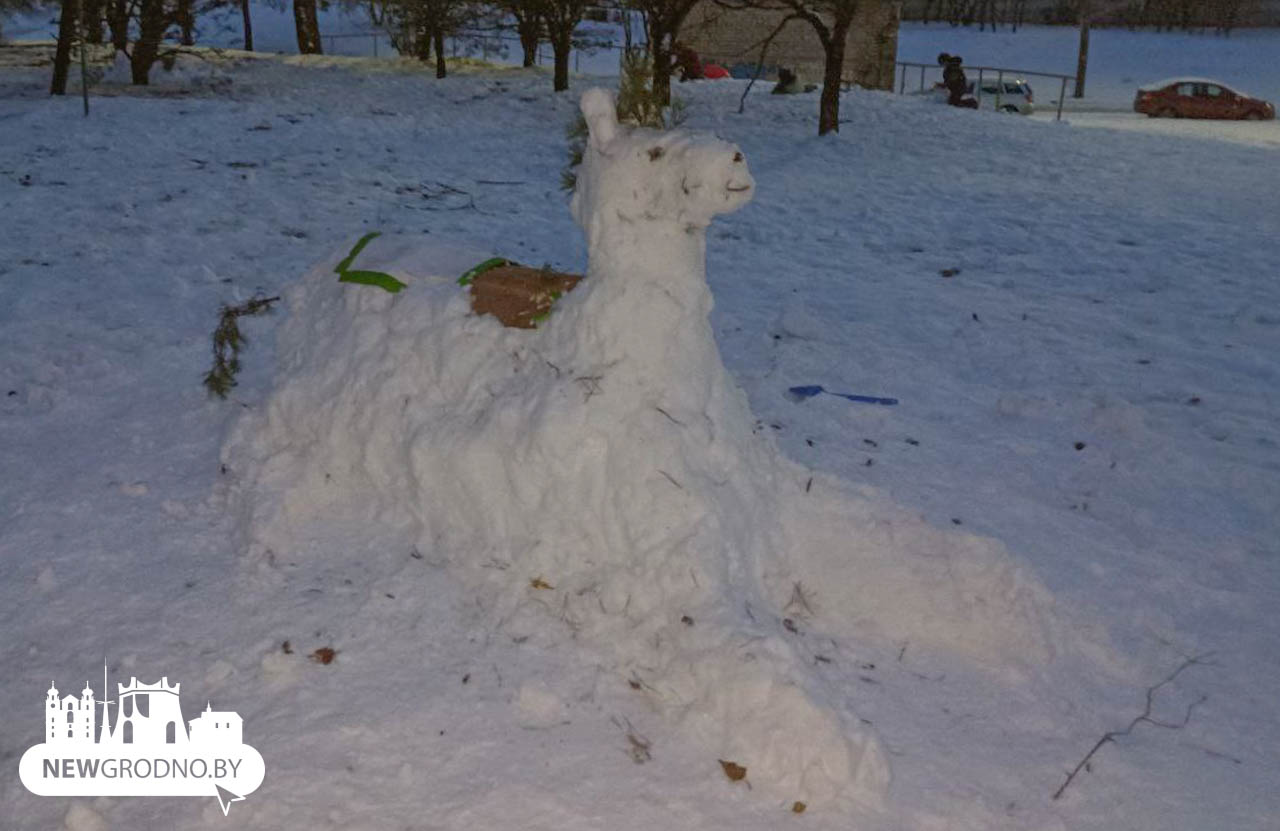 В Гродно украсили многочисленные снеговики