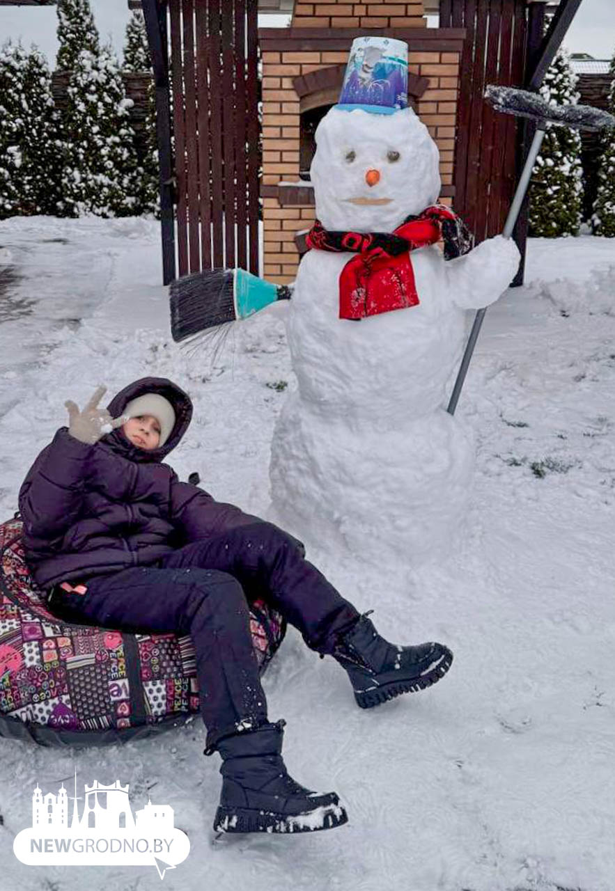 В Гродно украсили многочисленные снеговики