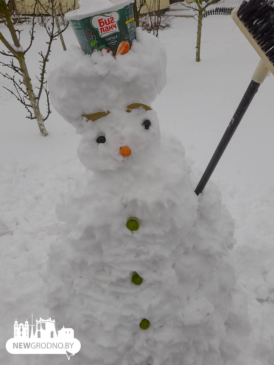 В Гродно украсили многочисленные снеговики