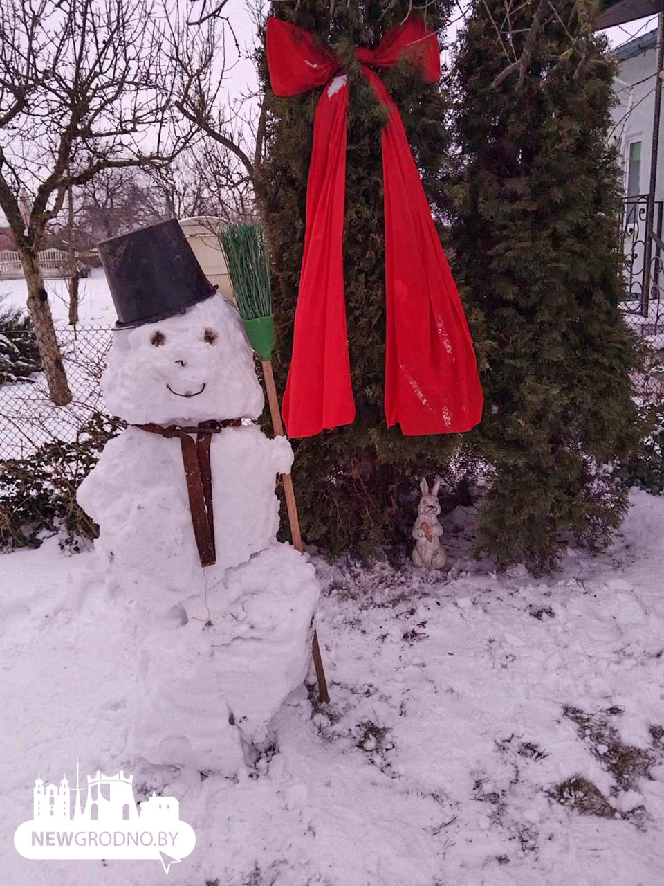 В Гродно украсили многочисленные снеговики