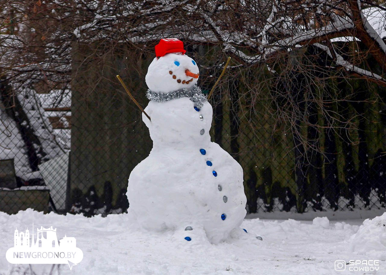 В Гродно украсили многочисленные снеговики