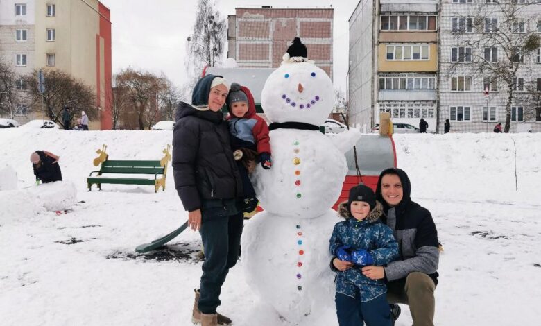 В Гродно украсили многочисленные снеговики