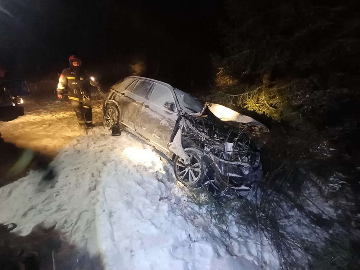 BMW перевернулся под Островцом