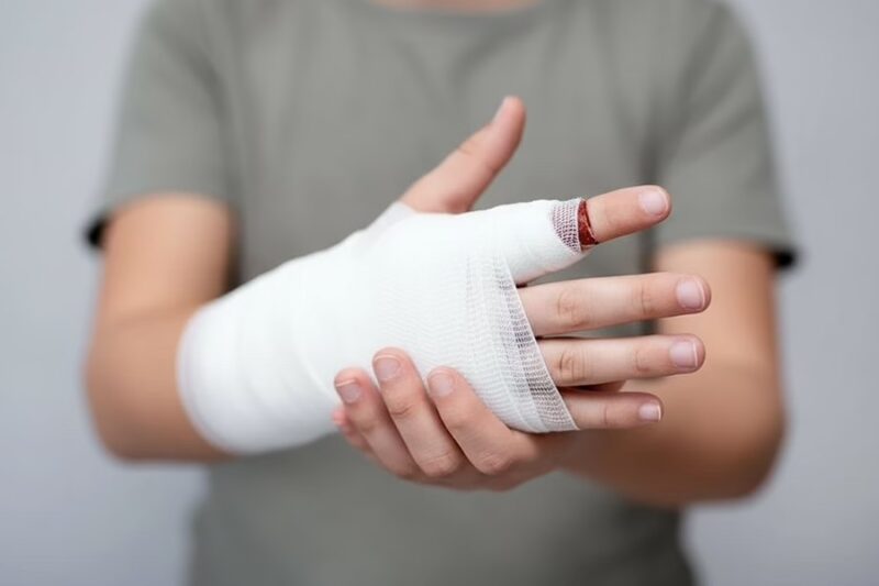 Белорус умышленно сломал палец