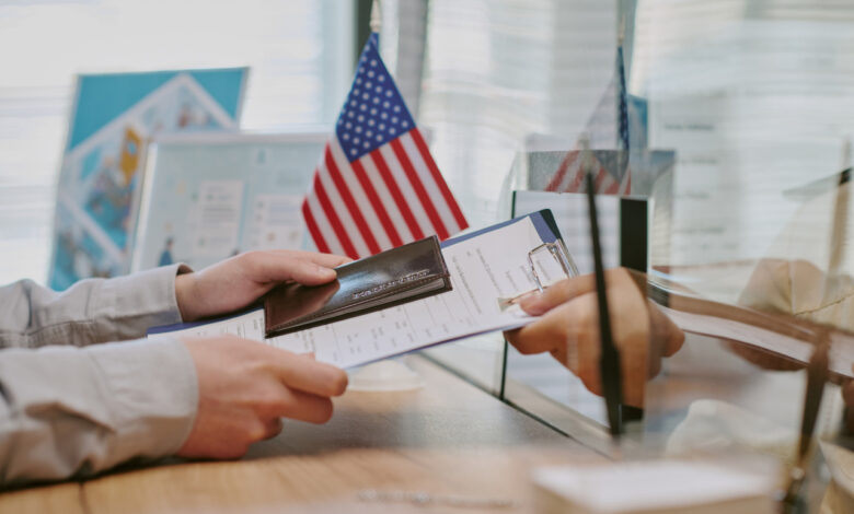 США приостановили выдачу