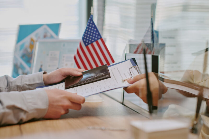 США приостановили выдачу