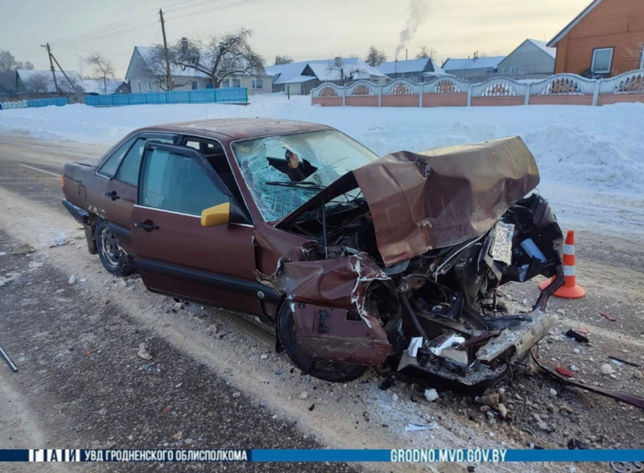 Под Островцом легковушка "догнала" погрузчик