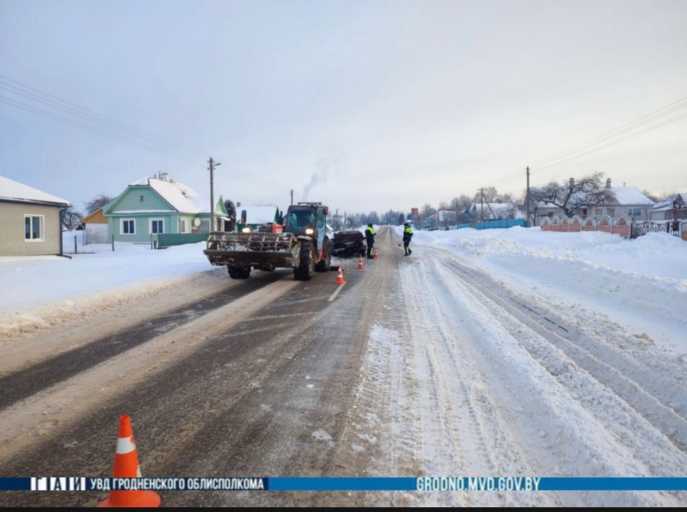 Под Островцом легковушка "догнала" погрузчик