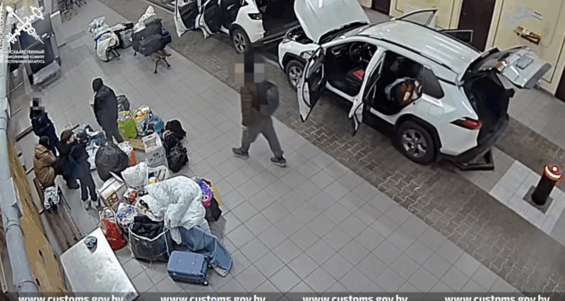 иностранец оскорбил таможенницу