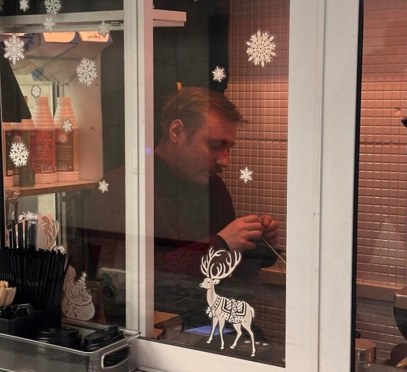 Бариста минской кофейни