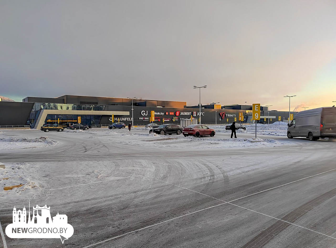 В Гродно на паркинге TRINITI ввели оплату за ночную стоянку
