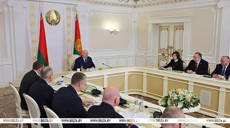 Лукашенко сравнил экономию