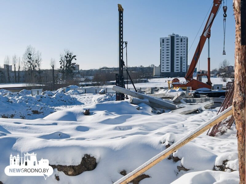 Что строят напротив ТЦ OldCity