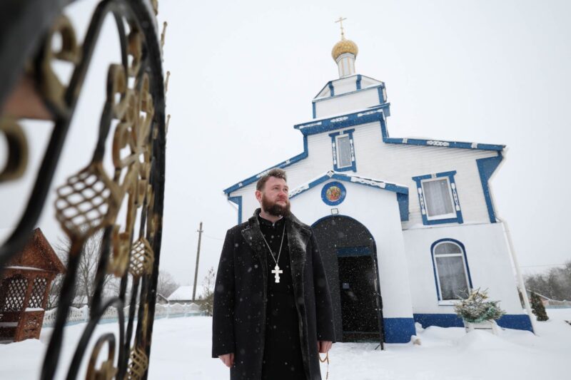 как священник строит храм