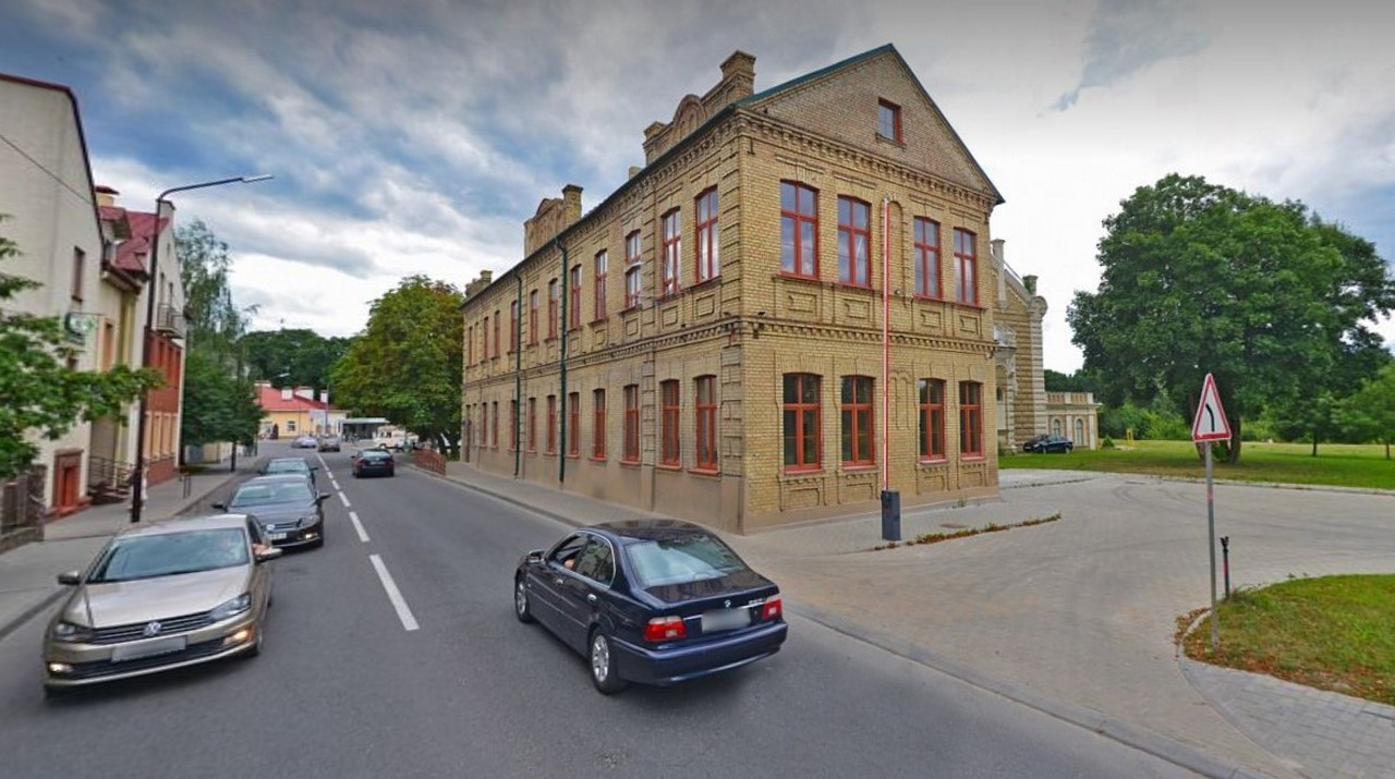 Недостроенную гостиницу в центре города