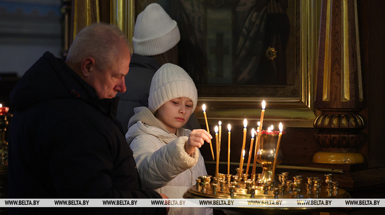 Православные верующие празднуют Сретение Господне